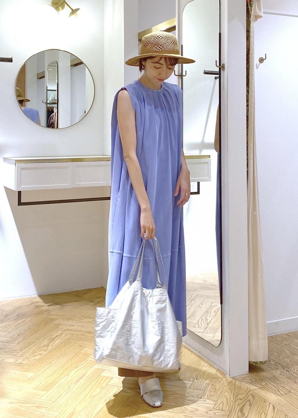 ブラック系のキャミソール、シルバー系のサンダル、シルバー系のトートバッグを着用したレディースの夏コーディネートの4枚目の写真