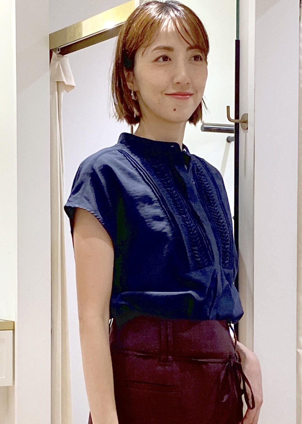 ブラック系のキャミソール、ブルー系のシャツ/ブラウス、ブラウン系のスカートを着用したレディースの夏コーディネートの4枚目の写真