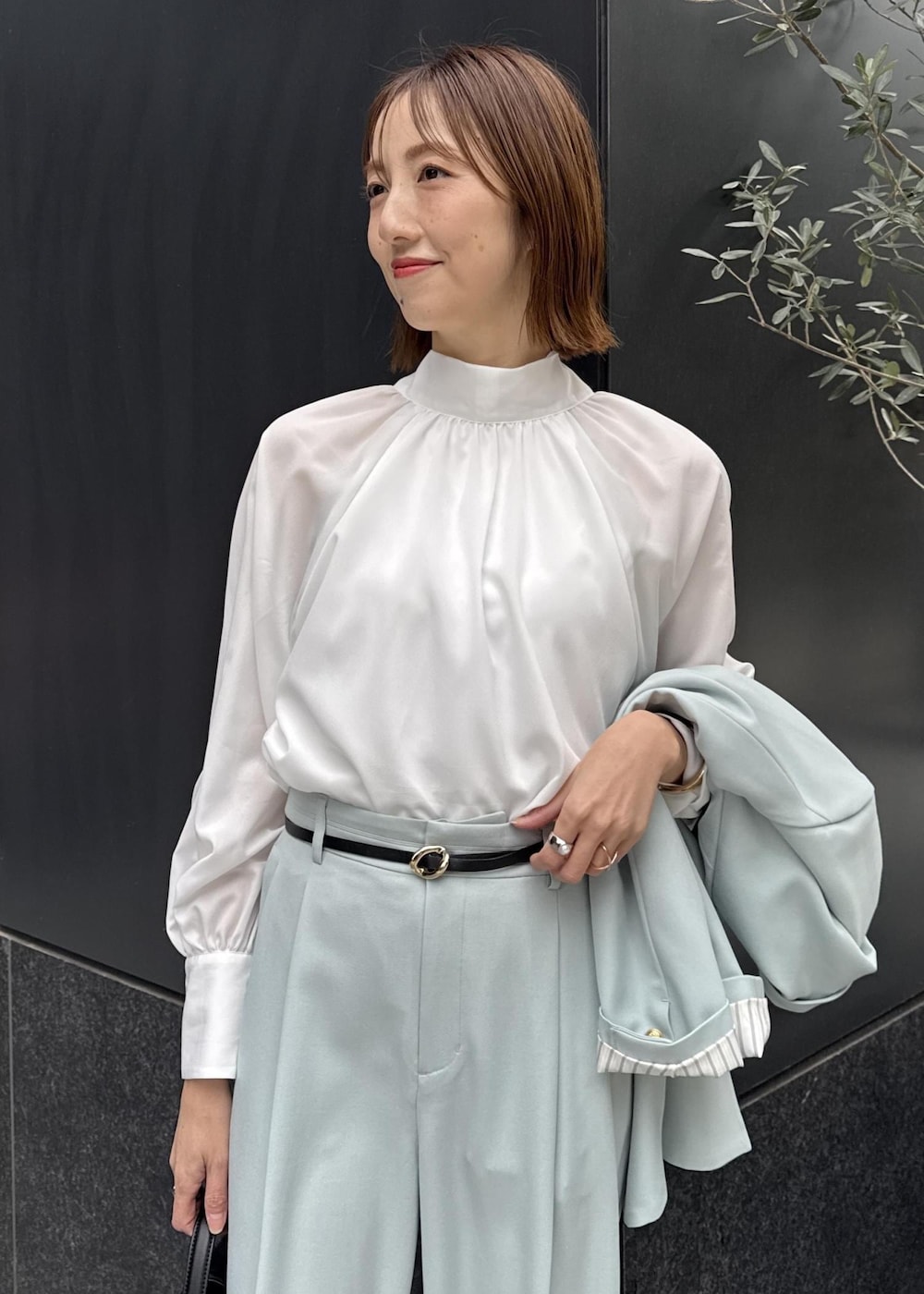 グリーン系のその他パンツ、グリーン系のテーラードジャケット、ブラック系のショルダーバッグを着用したレディースの冬コーディネートの5枚目の写真