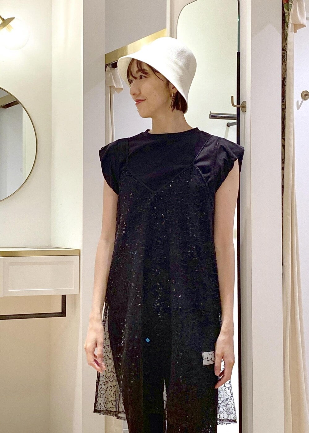 ブラック系のサンダル、シルバー系のトートバッグ、ブラック系のその他パンツを着用したレディースの夏コーディネートの5枚目の写真