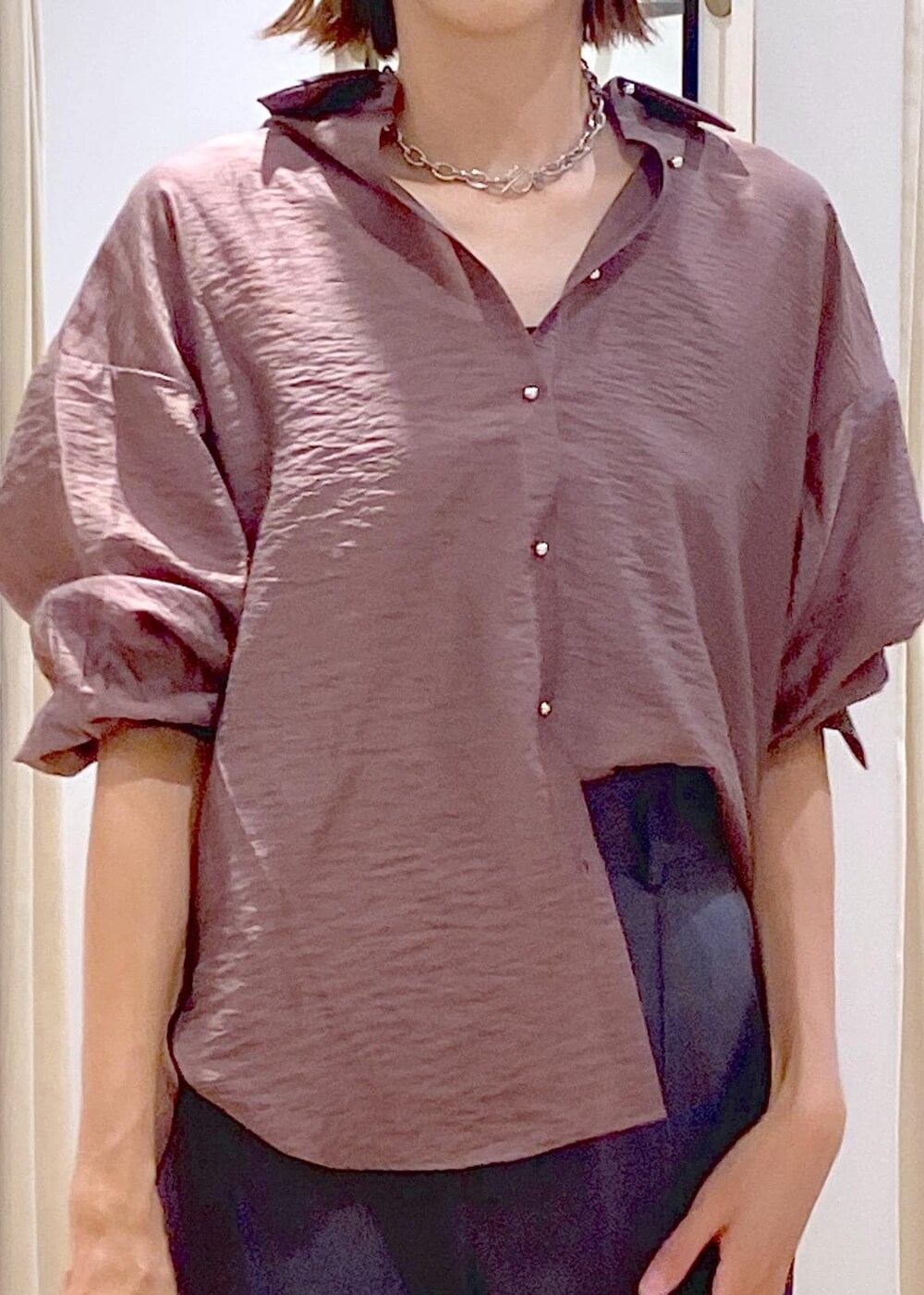 ブラック系のキャミソール、ブラウン系のシャツ/ブラウス、ブラック系のサンダルを着用したレディースの秋コーディネートの7枚目の写真