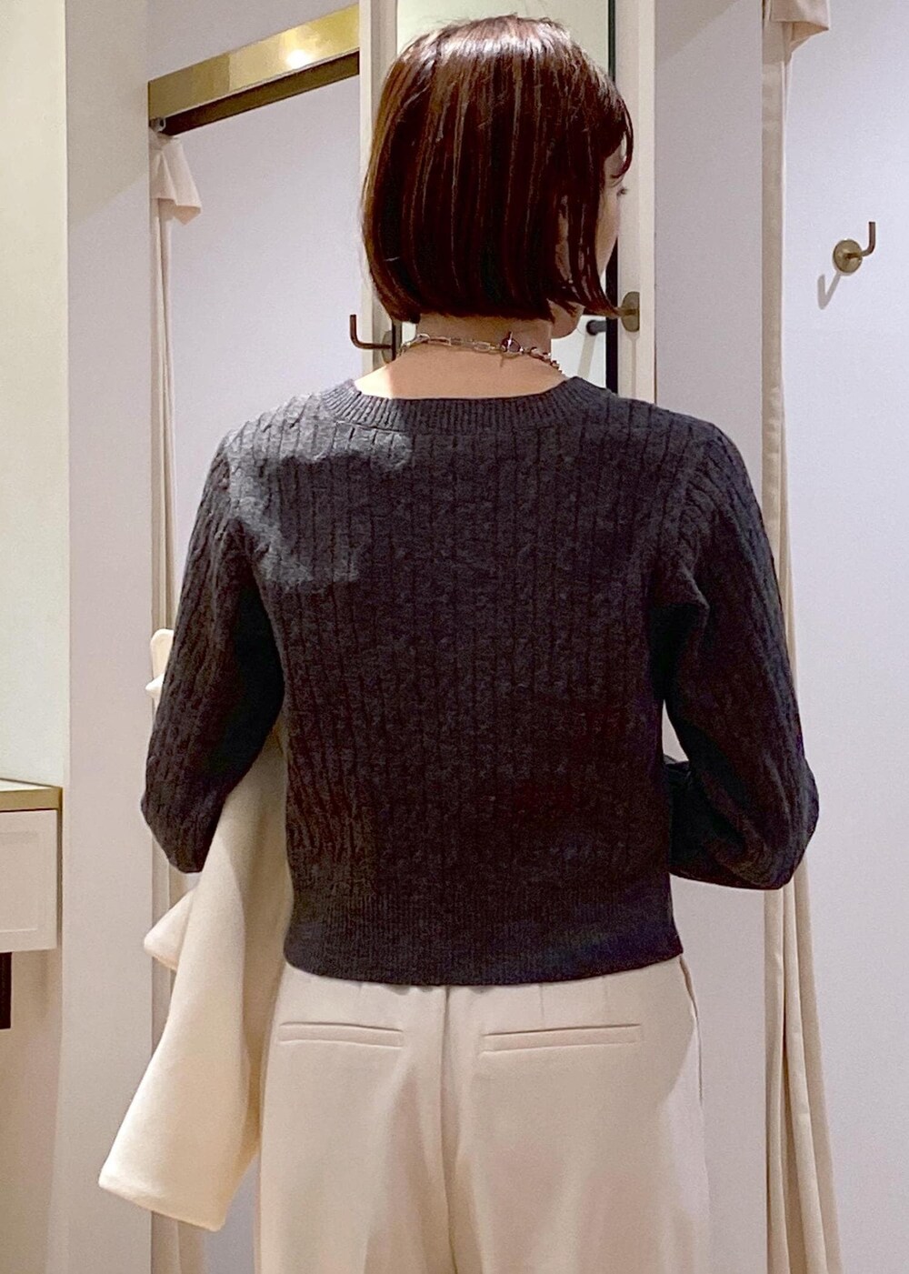 ブルー系のハンドバッグ、ホワイト系のブルゾン、ブラック系のパンプスを着用したレディースの冬コーディネートの10枚目の写真