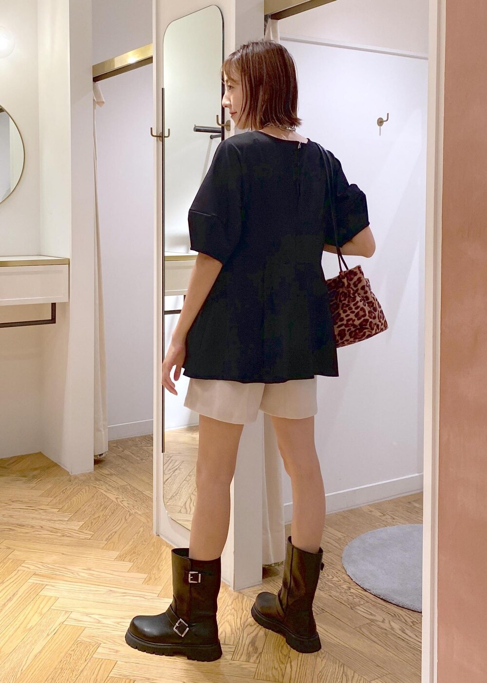 ブラック系のブーツ、ブラック系のTシャツ/カットソー、ベージュ系のその他パンツを着用したレディースの秋コーディネートの3枚目の写真