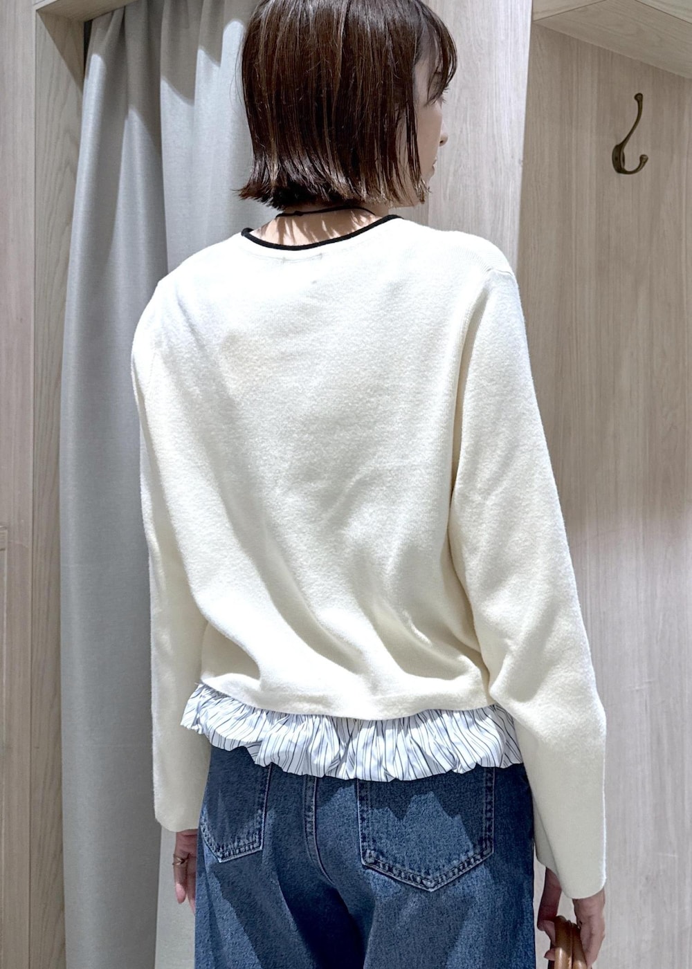 シルバー系のパンプス、ブルー系のデニムパンツ、イエロー系のボストンバッグを着用したレディースの秋コーディネートの9枚目の写真