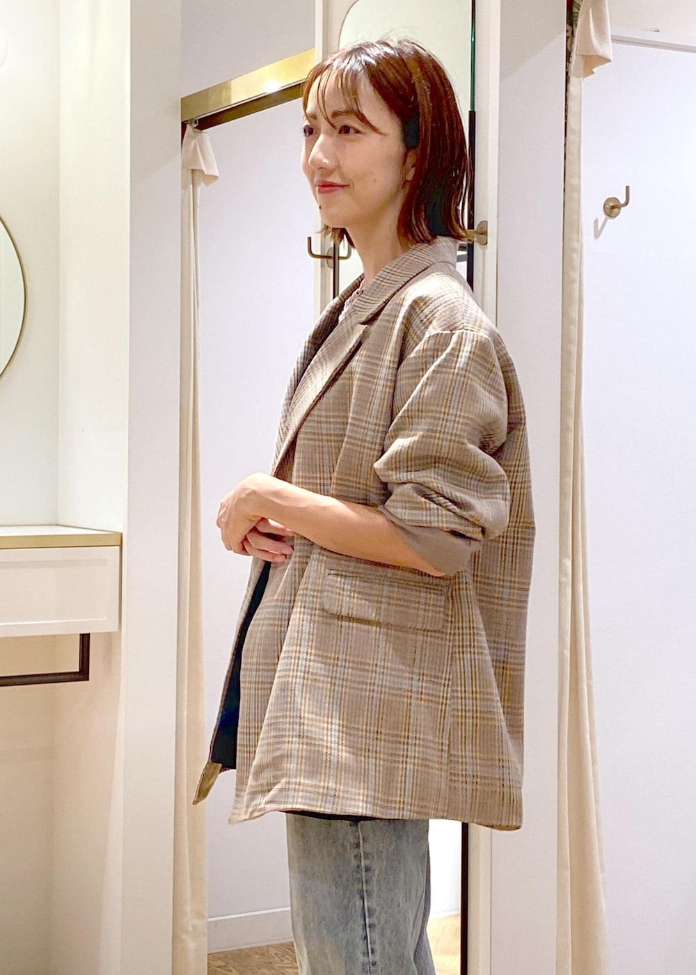 ブラック系のブーツ、ブラック系のTシャツ/カットソー、ブルー系のデニムパンツを着用したレディースの秋コーディネートの6枚目の写真