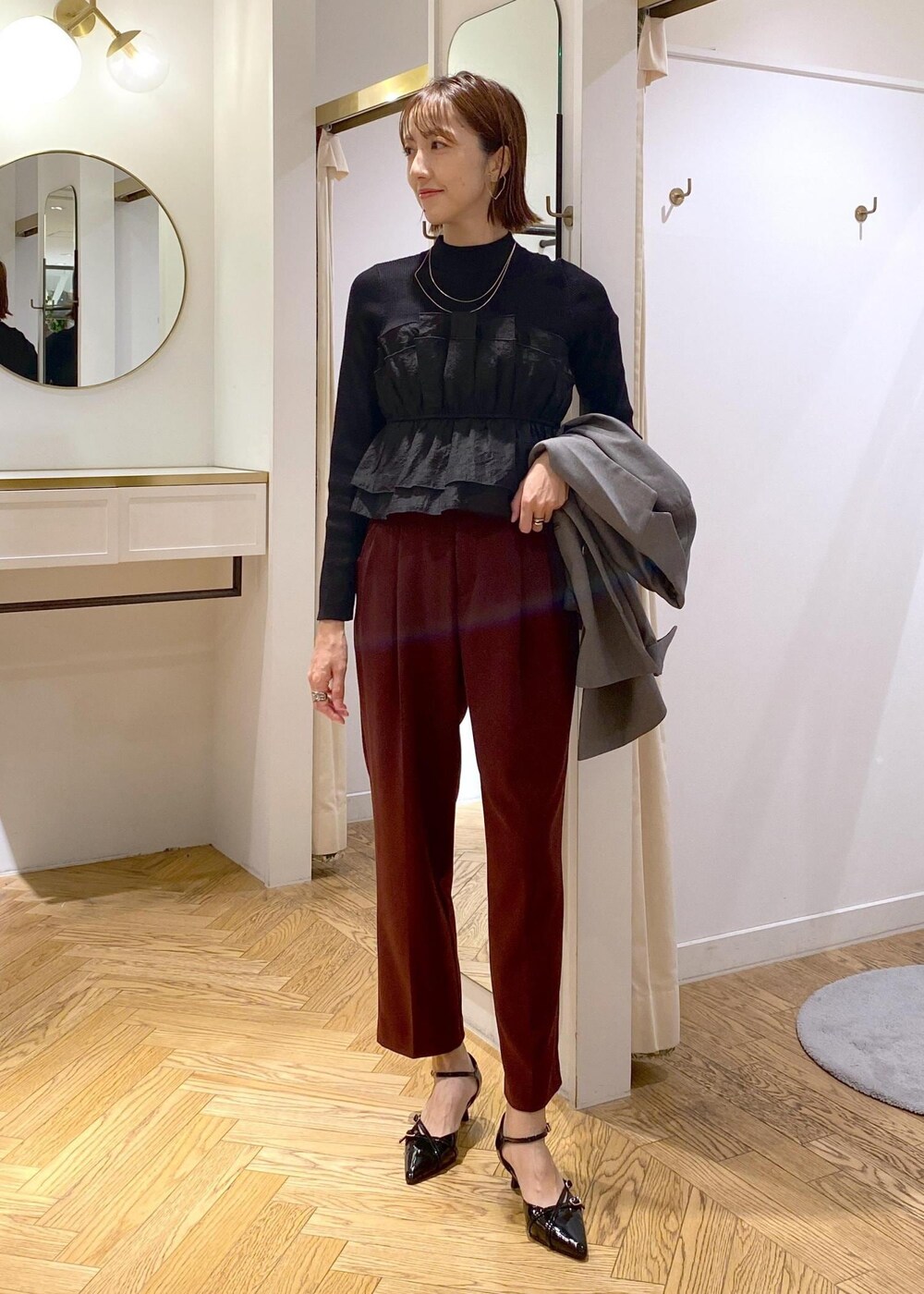 ブラック系のパンプス、ブラック系のニット/セーター、ブラウン系のその他パンツを着用したレディースの秋コーディネートの8枚目の写真