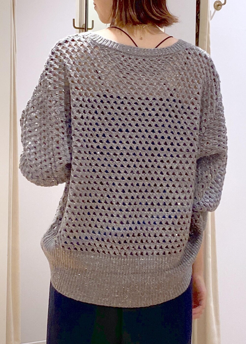 ブルー系のスラックス、ブラック系のサンダル、グレー系のニット/セーターを着用したレディースの秋コーディネートの7枚目の写真