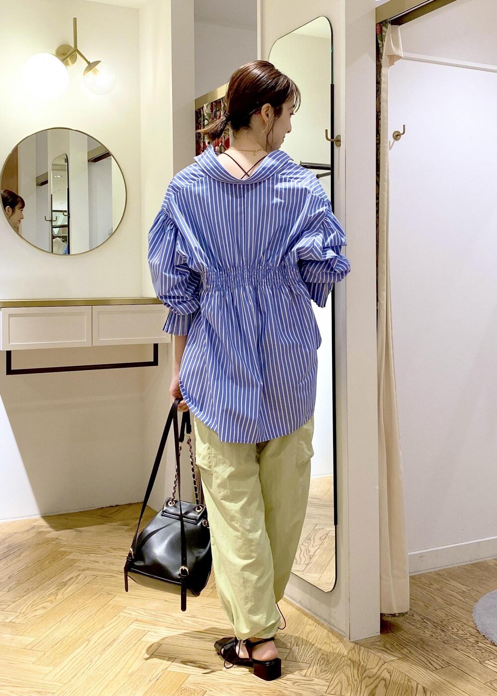 ブラック系のサンダル、ブルー系のシャツ/ブラウス、グリーン系のカーゴパンツを着用したレディースの春コーディネートの3枚目の写真