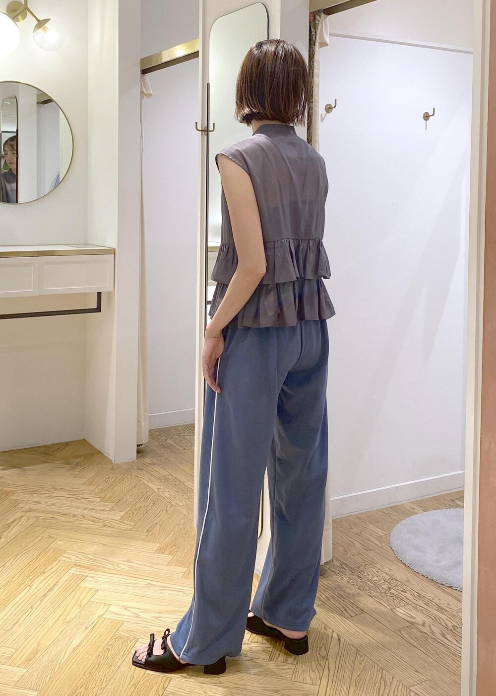 ブラック系のサンダル、ブラック系のキャミソール、グレー系のシャツ/ブラウスを着用したレディースの夏コーディネートの2枚目の写真