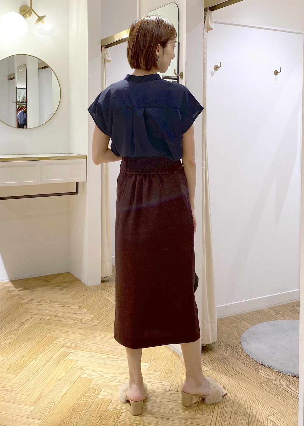 ブラック系のキャミソール、ブルー系のシャツ/ブラウス、ブラウン系のスカートを着用したレディースの夏コーディネートの3枚目の写真