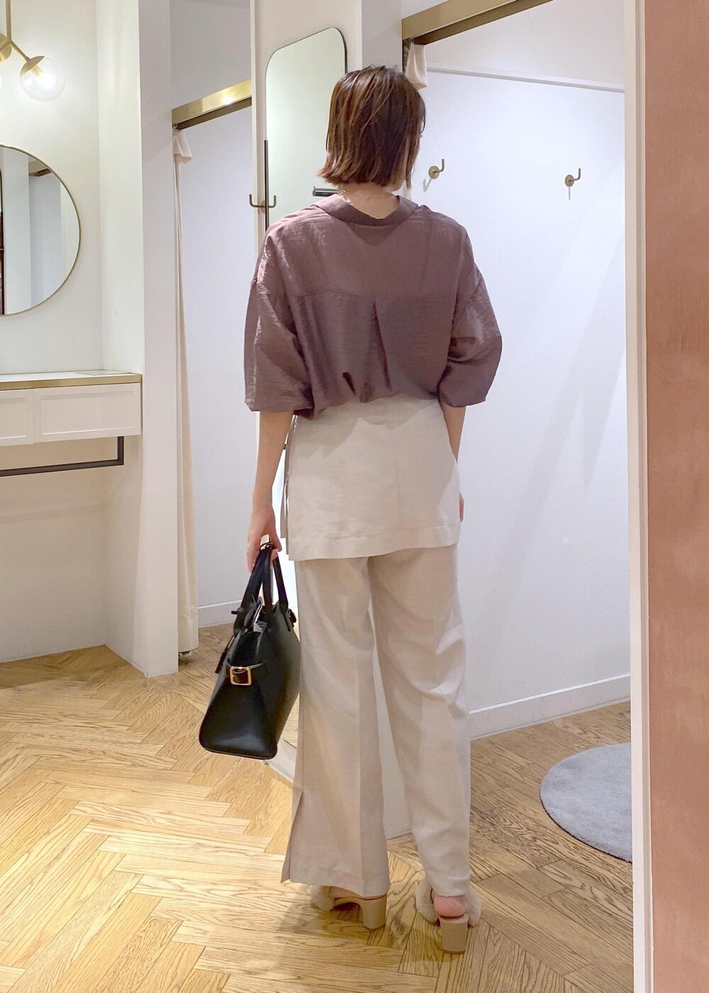 ブラウン系のシャツ/ブラウス、ベージュ系のドレスシューズ、ホワイト系のスラックスを着用したレディースの夏コーディネートの2枚目の写真