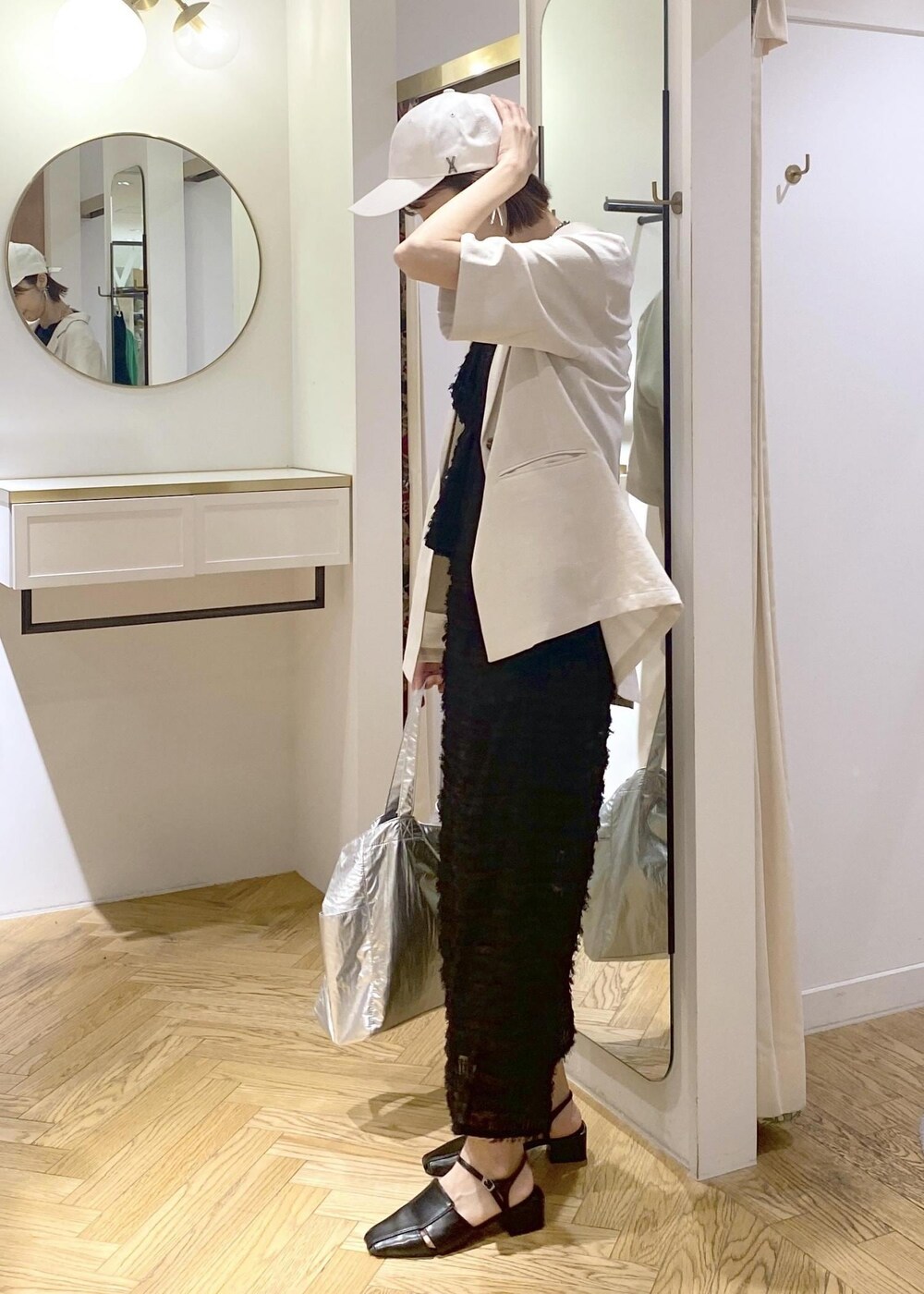 ブラック系のサンダル、ブラック系のスカート、ブラック系のキャミソールを着用したレディースの春コーディネートの2枚目の写真