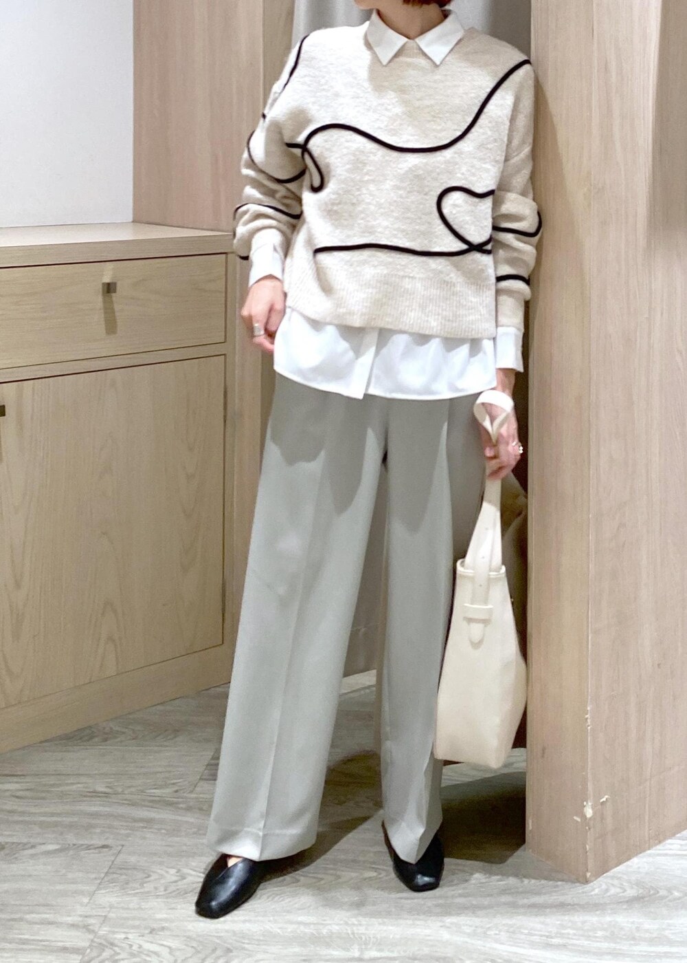 ホワイト系のトートバッグ、ホワイト系のニット/セーター、ホワイト系のシャツ/ブラウスを着用したレディースの冬コーディネートの8枚目の写真