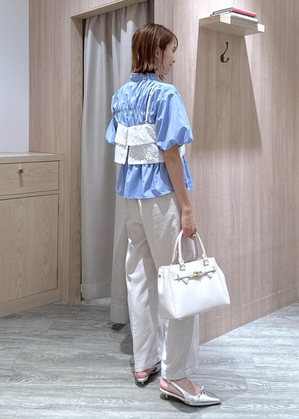 シルバー系のパンプス、ホワイト系のキャミソール、ブルー系のシャツ/ブラウスを着用したレディースの夏コーディネートの4枚目の写真