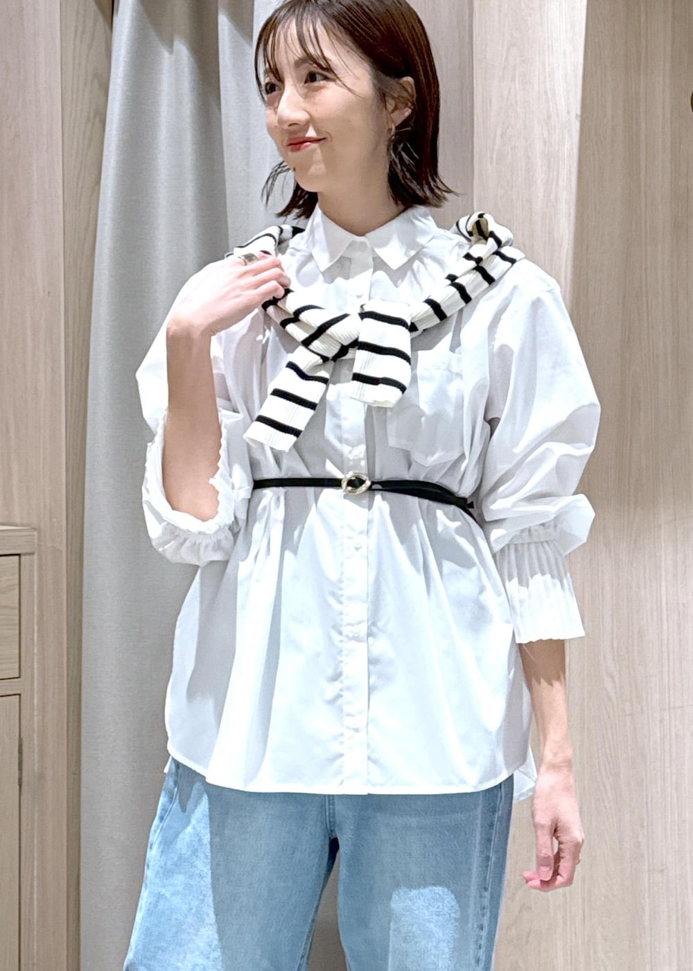 ブラック系のハンドバッグ、ブラック系のローファー、ホワイト系のシャツ/ブラウスを着用したレディースの春コーディネートの7枚目の写真