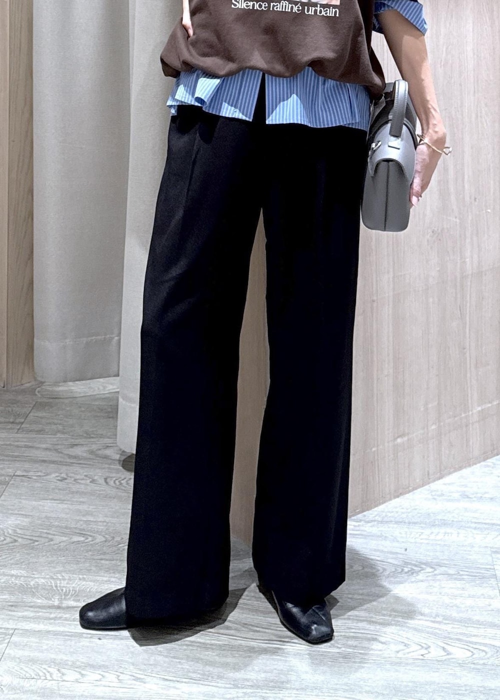 グレー系のショルダーバッグ、ブラック系のスラックス、ブルー系のシャツ/ブラウスを着用したレディースの秋コーディネートの8枚目の写真