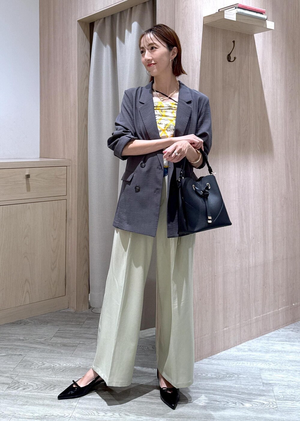 ブラック系のショルダーバッグ、ブラック系のキャミソール、ブラック系のパンプスを着用したレディースの夏コーディネートの5枚目の写真