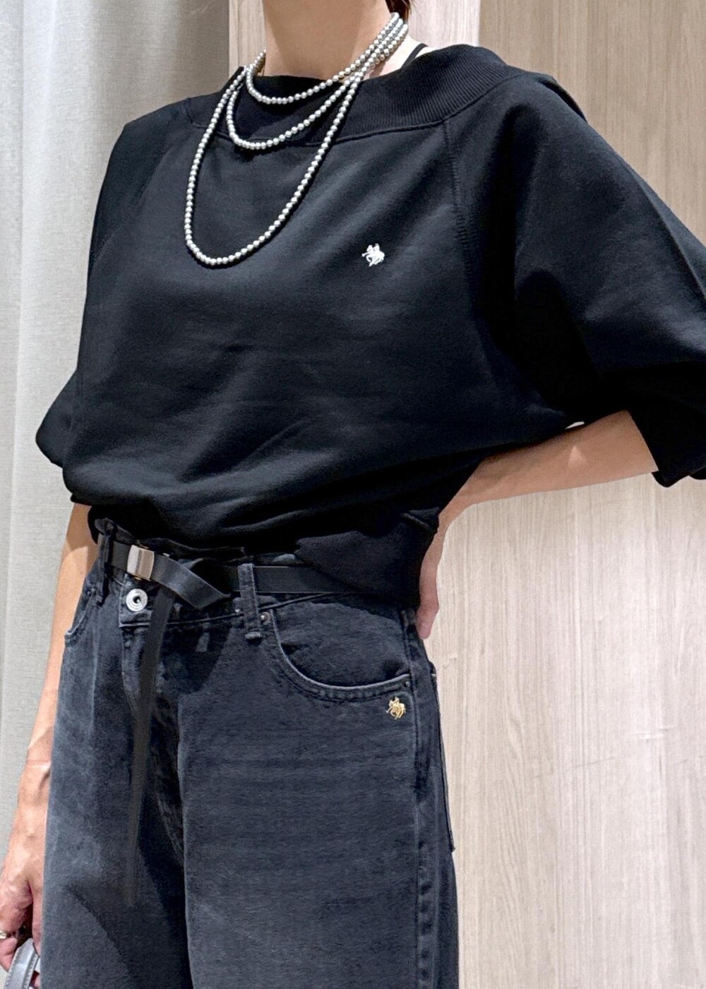 シルバー系のパンプス、ブラック系のキャミソール、グレー系のショルダーバッグを着用したレディースの秋コーディネートの8枚目の写真