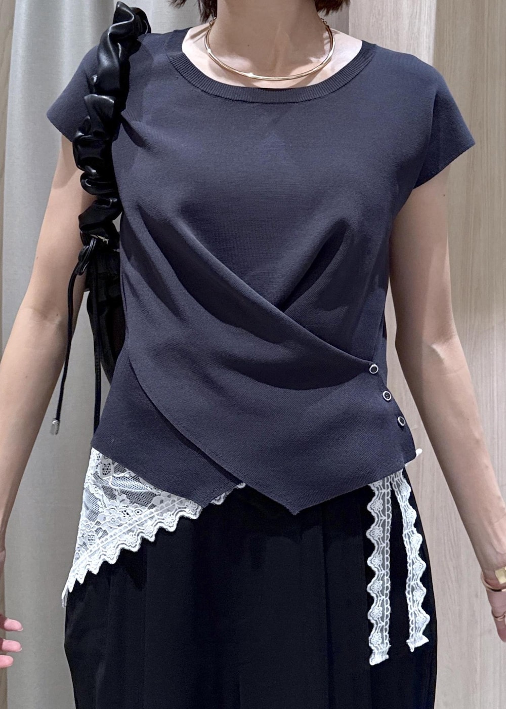 ブラック系のショルダーバッグ、ブラック系のパンプス、グレー系のニット/セーターを着用したレディースの夏コーディネートの8枚目の写真
