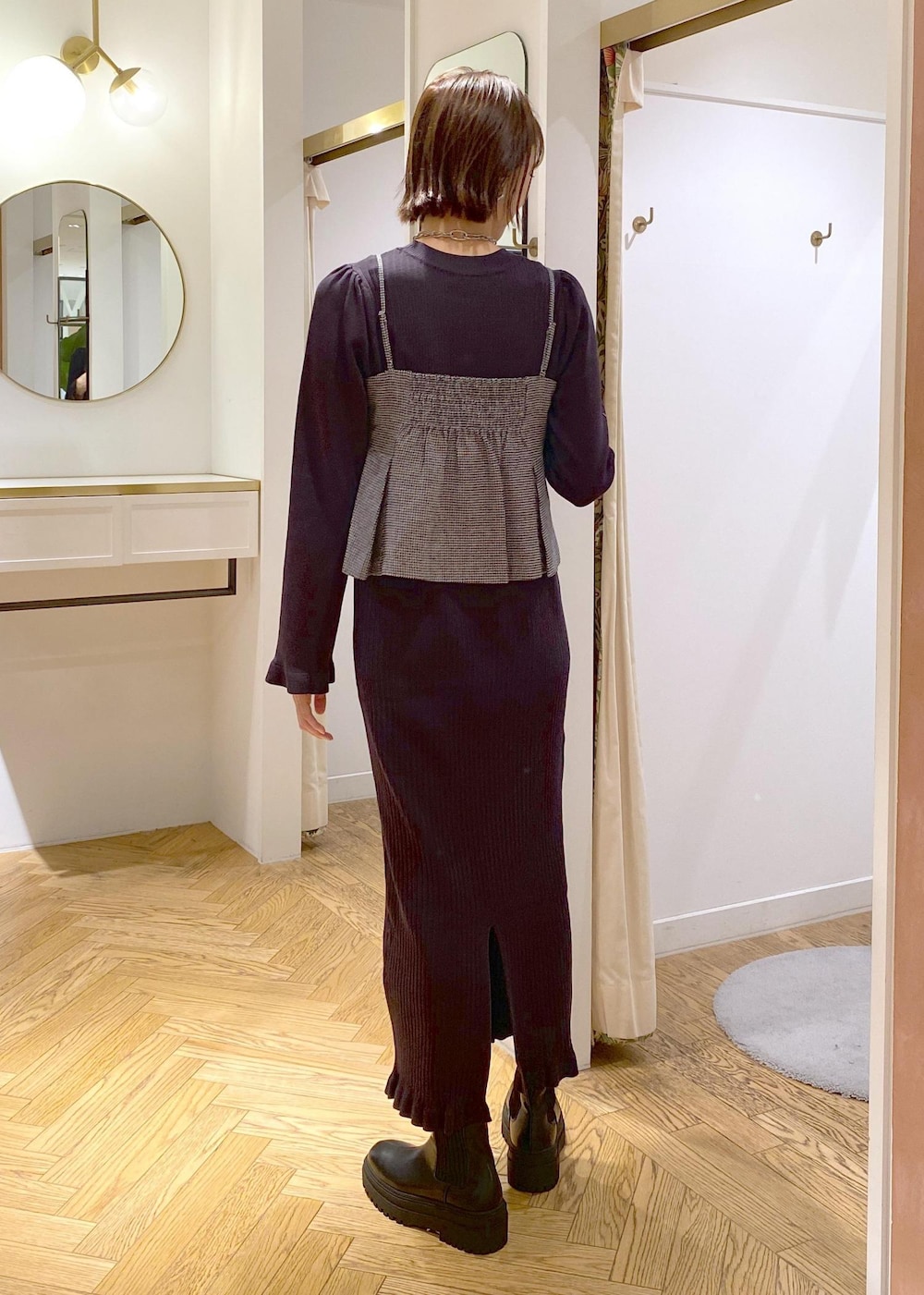 ブラック系のショルダーバッグ、ブラック系のブーツ、ベージュ系のテーラードジャケットを着用したレディースの秋コーディネートの7枚目の写真