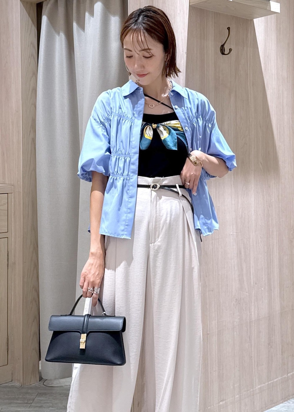 ブラック系のショルダーバッグ、ブラック系のキャミソール、ブラック系のパンプスを着用したレディースの夏コーディネートの5枚目の写真