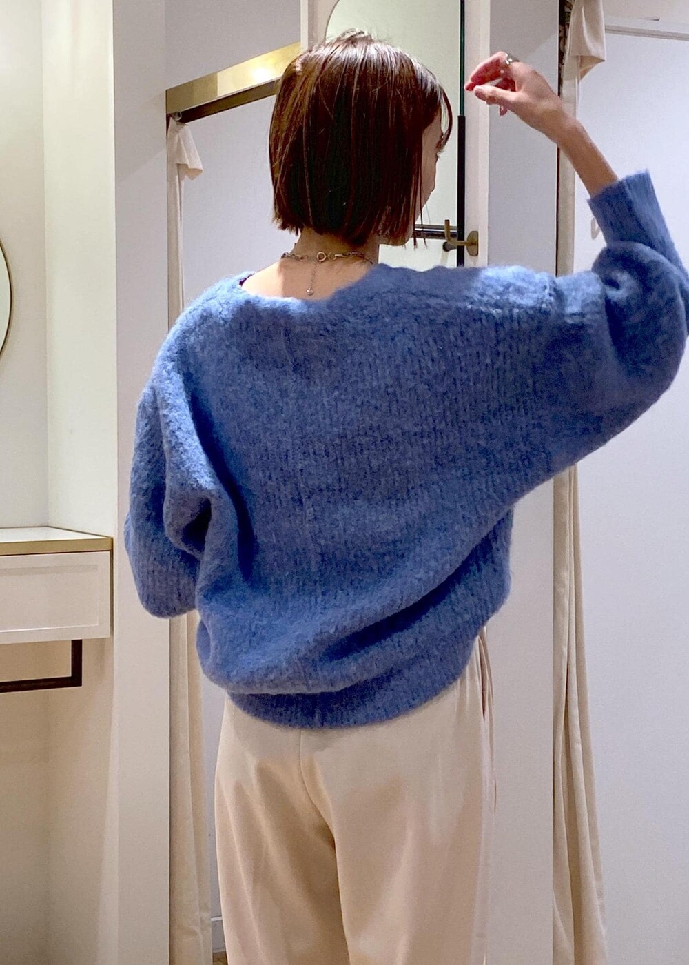 グレー系のショルダーバッグ、ブラック系のパンプス、ベージュ系のその他パンツを着用したレディースの冬コーディネートの8枚目の写真