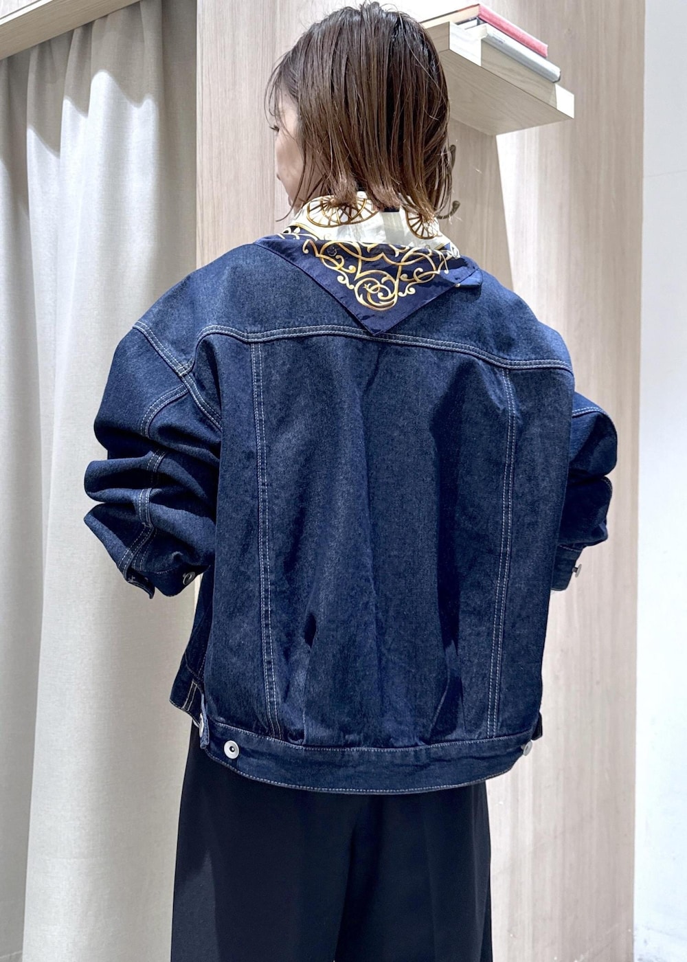 ブルー系のその他パンツ、ブルー系のデニムジャケット、ホワイト系のニット/セーターを着用したレディースの冬コーディネートの9枚目の写真