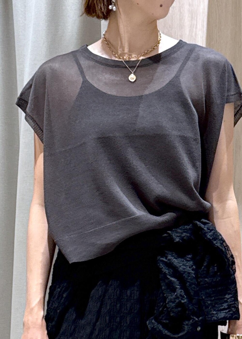 ブラック系のサンダル、シルバー系のハンドバッグ、ブラック系のシャツ/ブラウスを着用したレディースの夏コーディネートの8枚目の写真