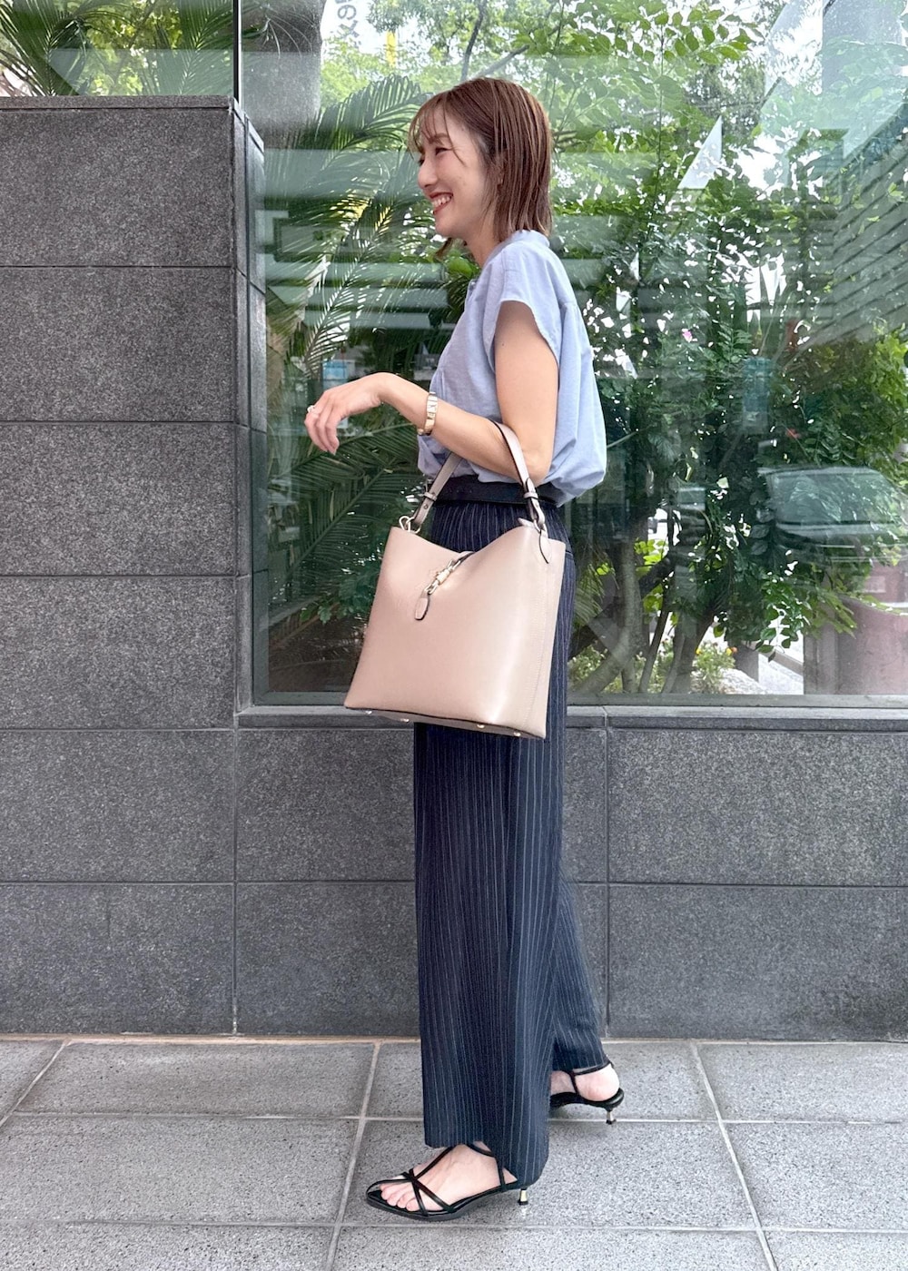 ブラック系のサンダル、ブルー系のシャツ/ブラウス、ブルー系のその他パンツを着用したレディースの夏コーディネートの2枚目の写真