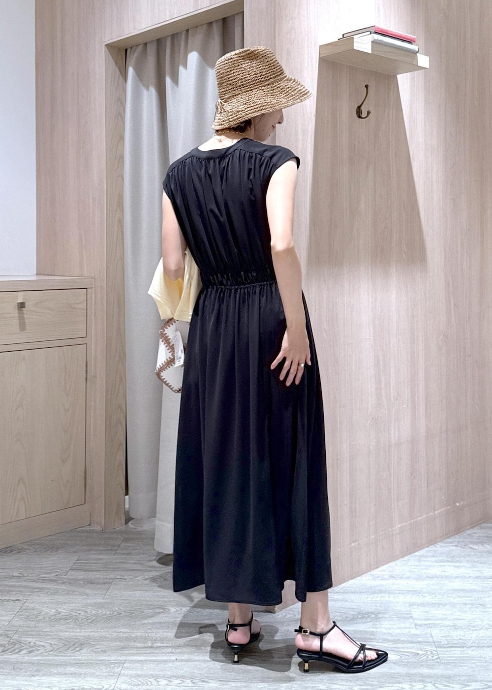 ブラック系のサンダル、ホワイト系のハンドバッグ、ホワイト系のカーディガン/ボレロを着用したレディースの春コーディネートの4枚目の写真