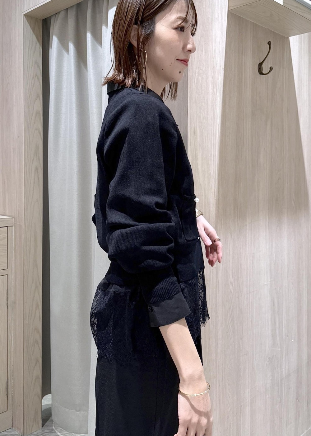 ブラック系のショルダーバッグ、ブラック系のパンプス、ブラック系のシャツ/ブラウスを着用したレディースの春コーディネートの6枚目の写真