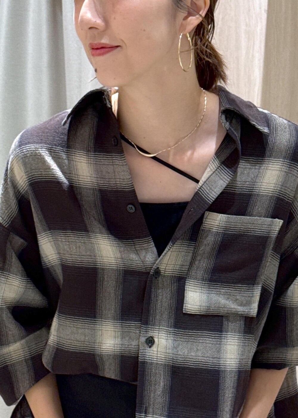 ブラック系のキャミソール、グレー系のスカート、ブラック系のシャツ/ブラウスを着用したレディースの夏コーディネートの7枚目の写真