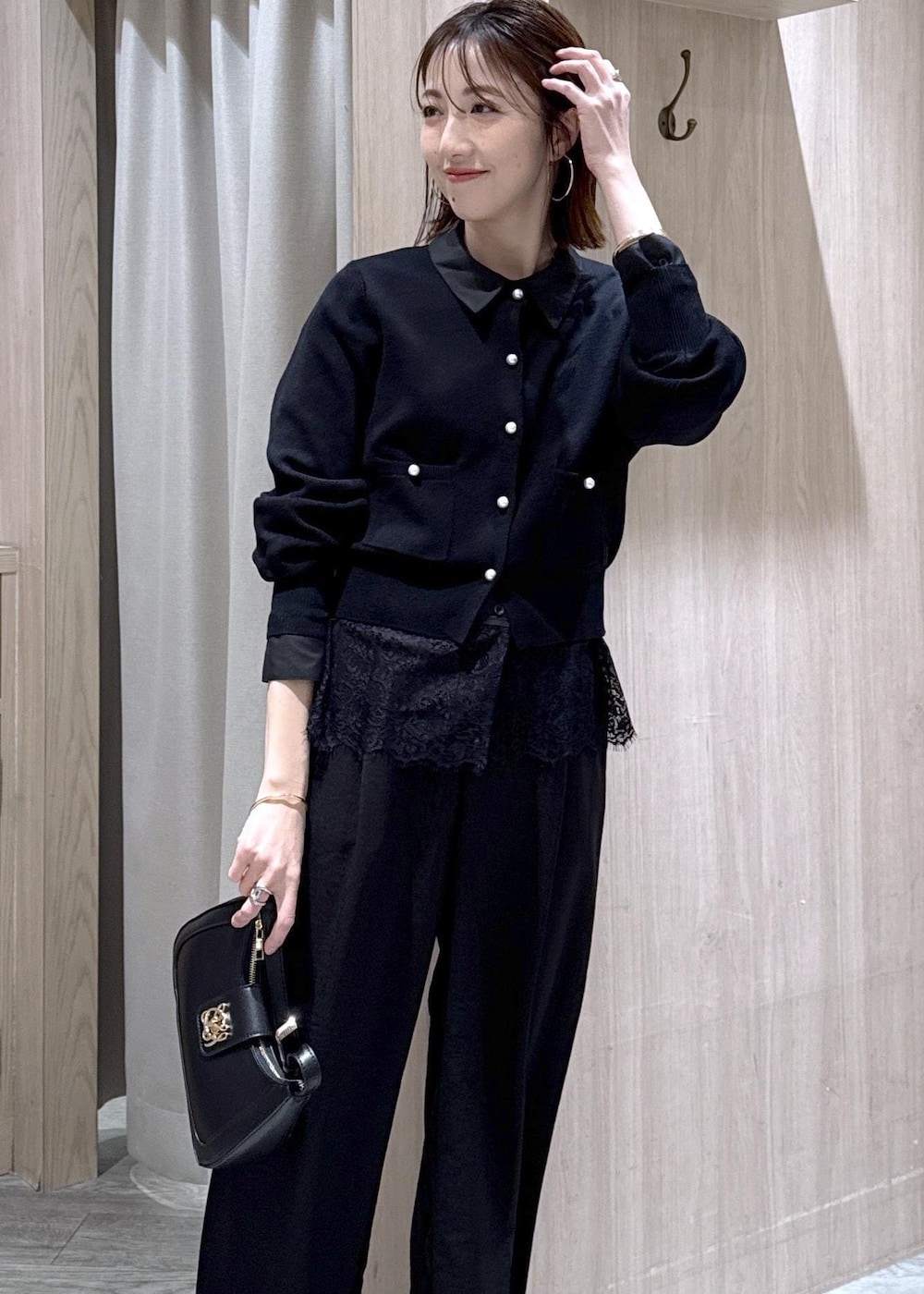 ブラック系のショルダーバッグ、ブラック系のパンプス、ブラック系のシャツ/ブラウスを着用したレディースの春コーディネートの10枚目の写真