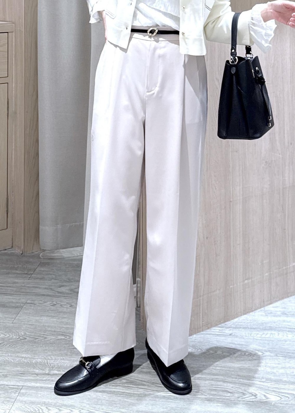 ブラック系のショルダーバッグ、ホワイト系のシャツ/ブラウス、ベージュ系のその他パンツを着用したレディースの冬コーディネートの8枚目の写真