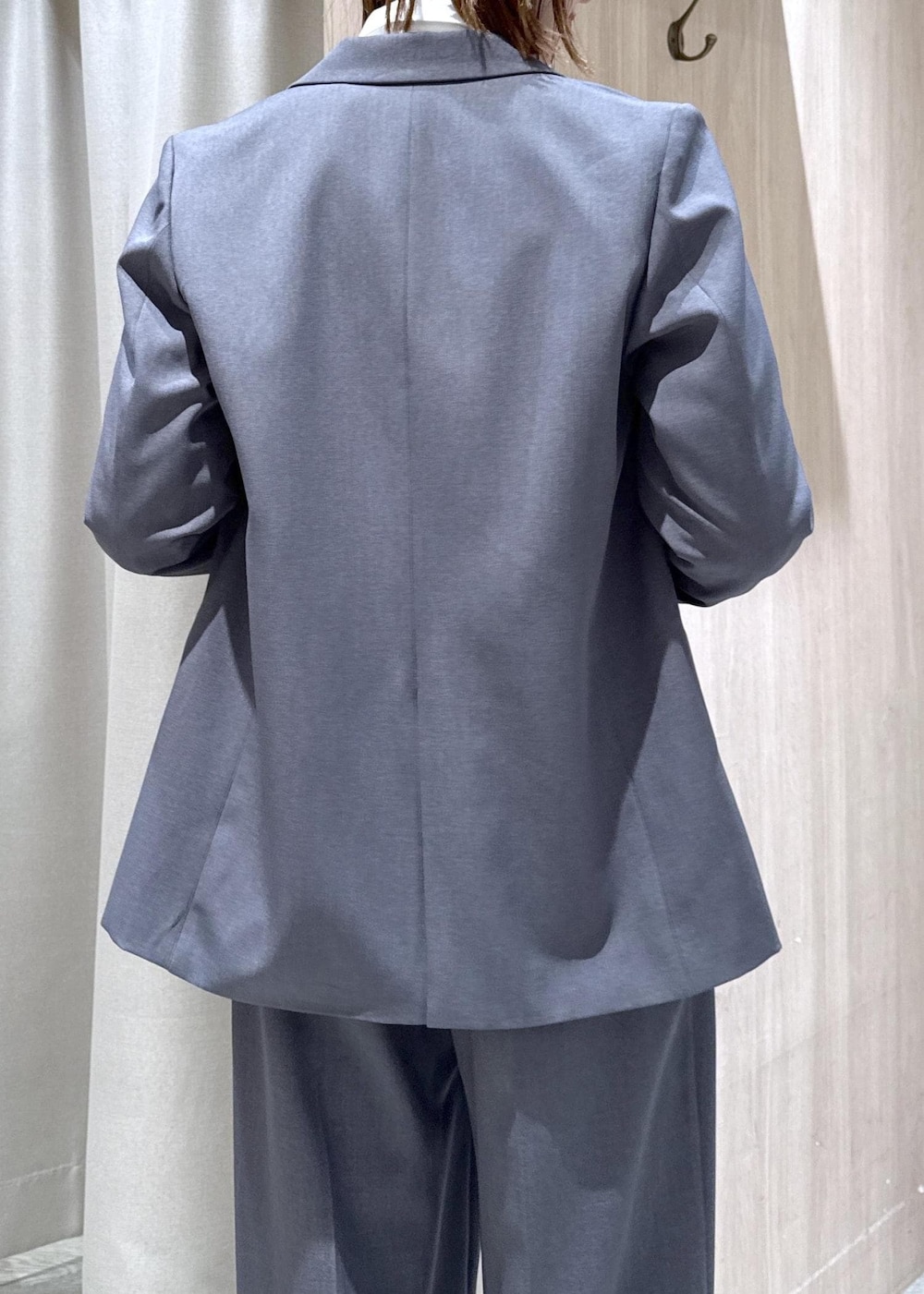 ブラック系のパンプス、グレー系のシャツ/ブラウス、グレー系のその他パンツを着用したレディースの冬コーディネートの9枚目の写真