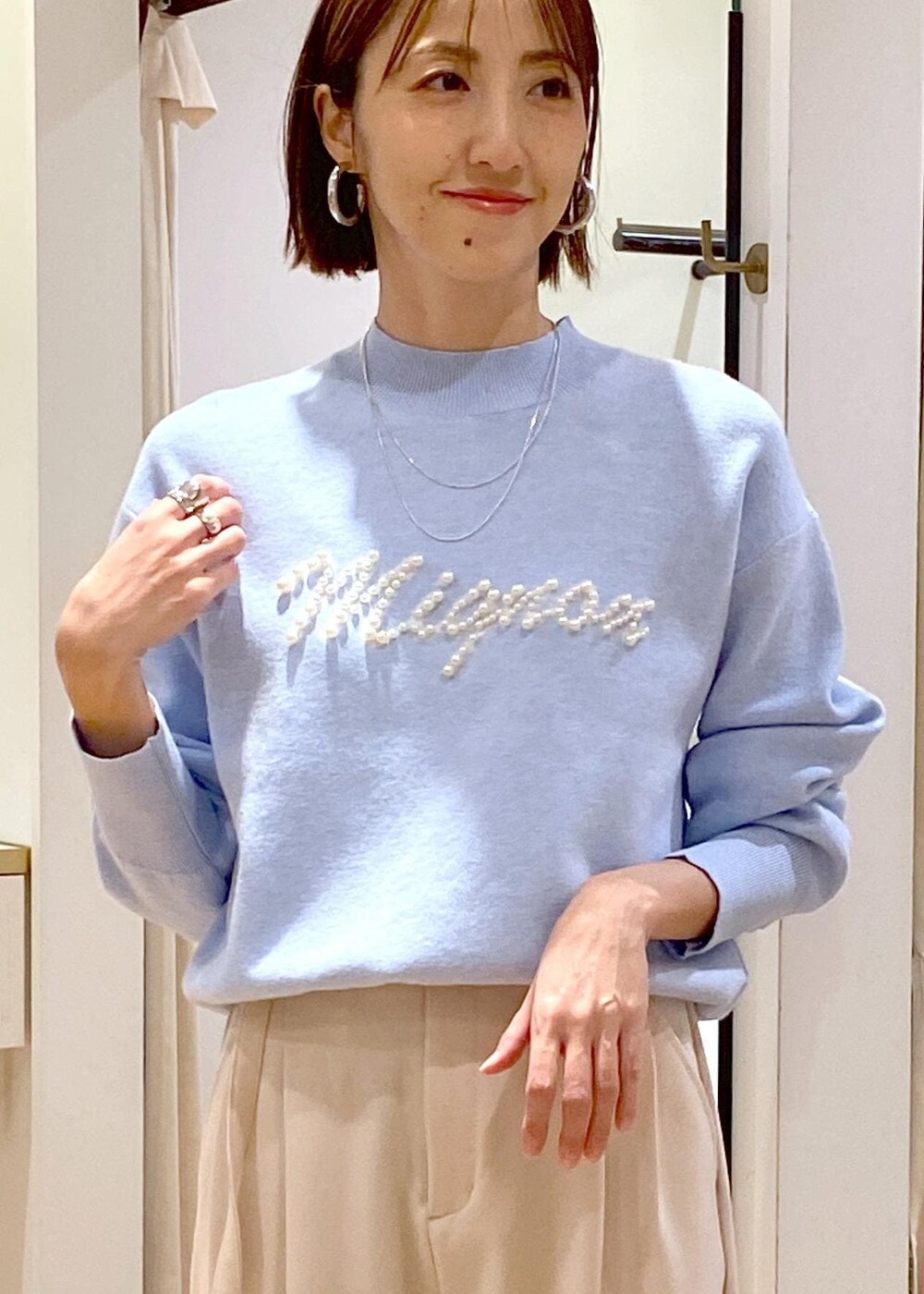 ホワイト系のブーツ、ブルー系のニット/セーター、ベージュ系のその他パンツを着用したレディースの冬コーディネートの7枚目の写真