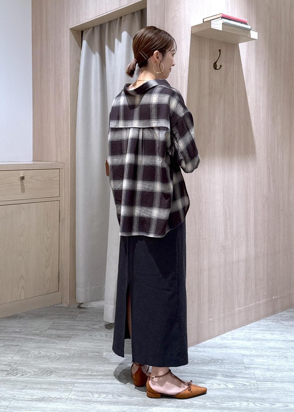 ブラック系のキャミソール、グレー系のスカート、ブラック系のシャツ/ブラウスを着用したレディースの夏コーディネートの3枚目の写真