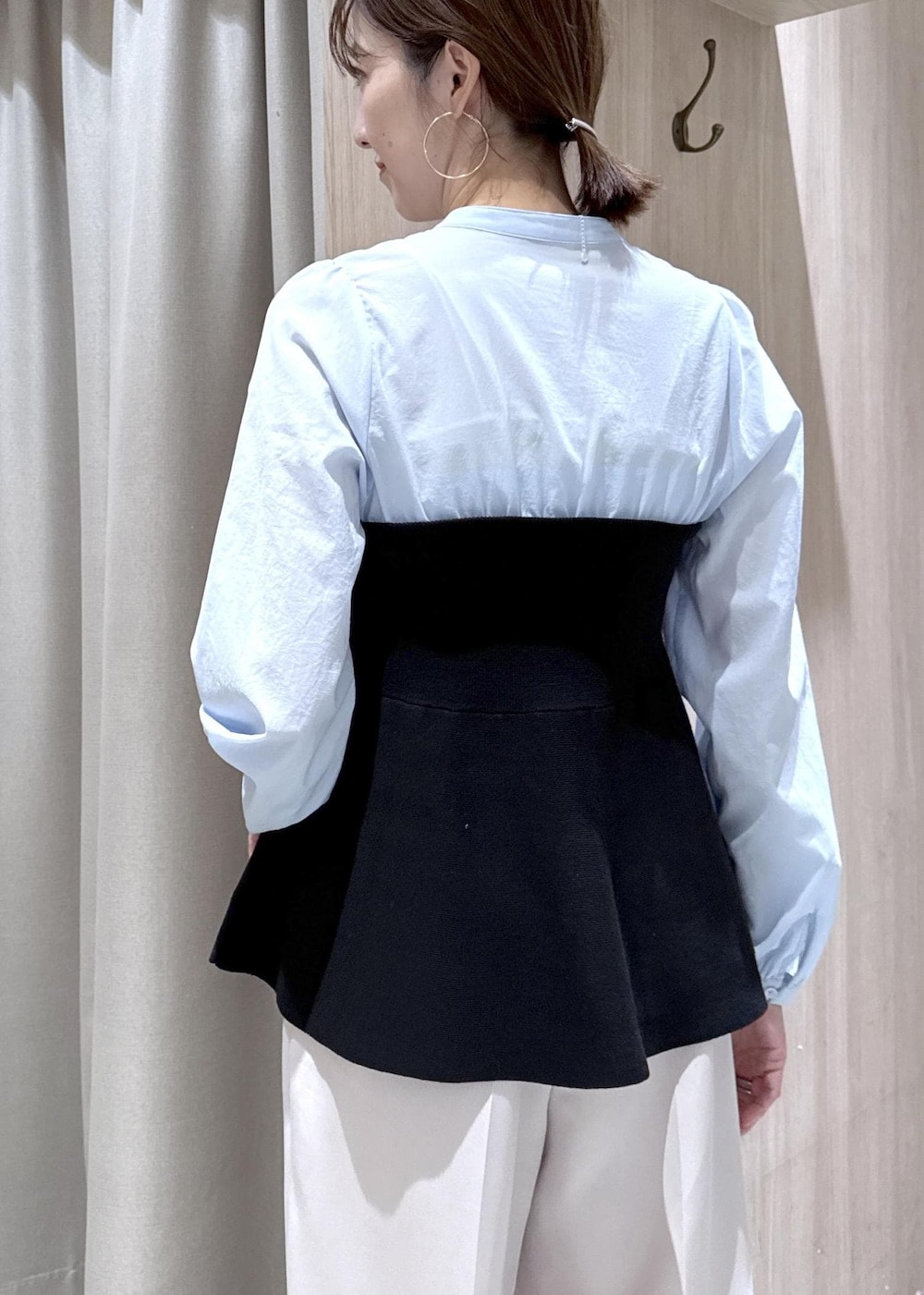 ブラウン系のトートバッグ、ベージュ系のその他パンツ、ブラック系のシャツ/ブラウスを着用したレディースの春コーディネートの8枚目の写真