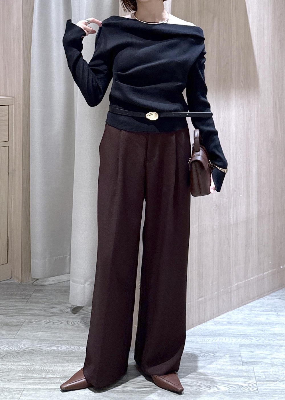ブラウン系のその他パンツ、ブラウン系のショルダーバッグ、ブラック系のニット/セーターを着用したレディースの秋コーディネートの10枚目の写真