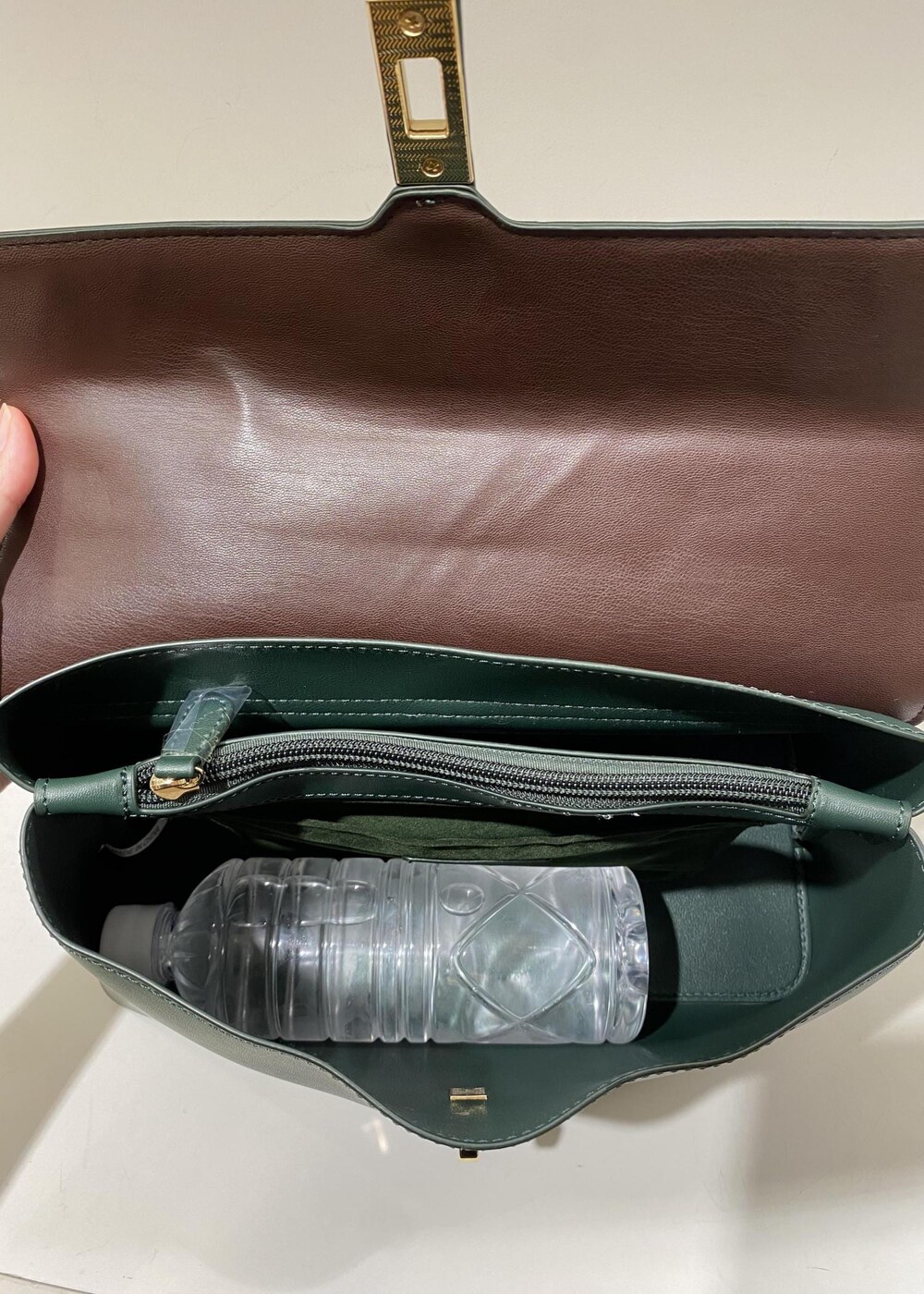 ブルー系のスラックス、ホワイト系のシャツ/ブラウス、グリーン系のハンドバッグを着用したレディースの秋コーディネートの9枚目の写真