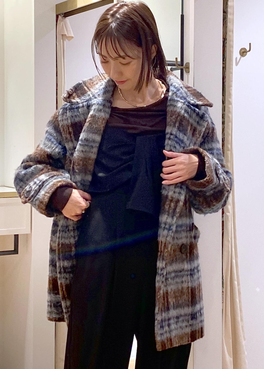 「大人シンプル、きれいめシンプル、きれいめカジュアル、楽ちんコーデ、サロペットコーデ、アウター、羽織り、pコート、チェック柄、ショートブーツ、お出かけ、高身長コーディネート、アラフォー、初冬コーデ、冬コーデ」｜「VISのチェーン付きワンハンドルバッグ（ハンドバッグ、ブラック系）」を使った、eric08さん（レディース・166cm）の冬コーディネートの7枚目の写真