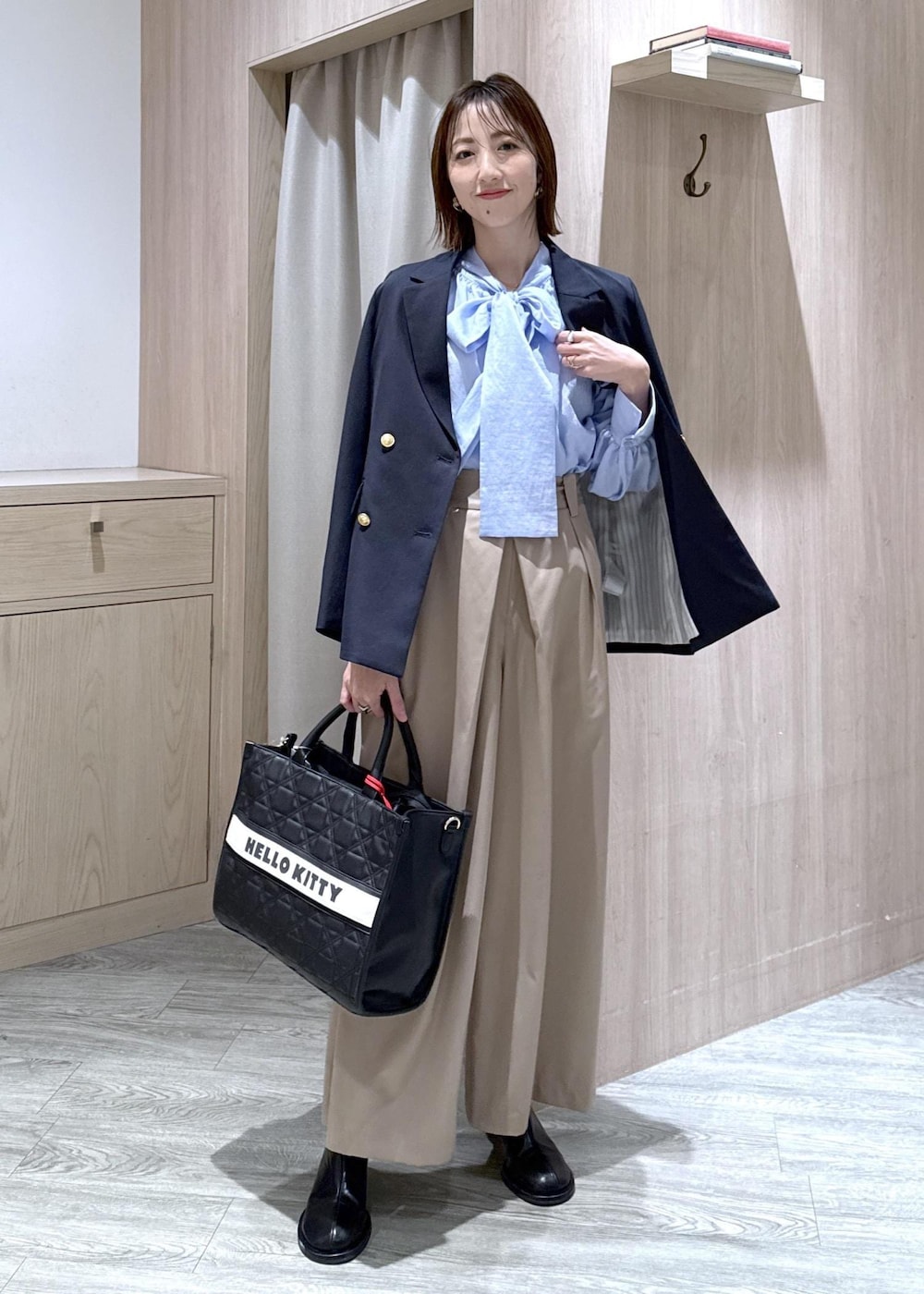 ブルー系のテーラードジャケット、ブルー系のシャツ/ブラウス、ベージュ系のその他パンツを着用したレディースの冬コーディネートの2枚目の写真