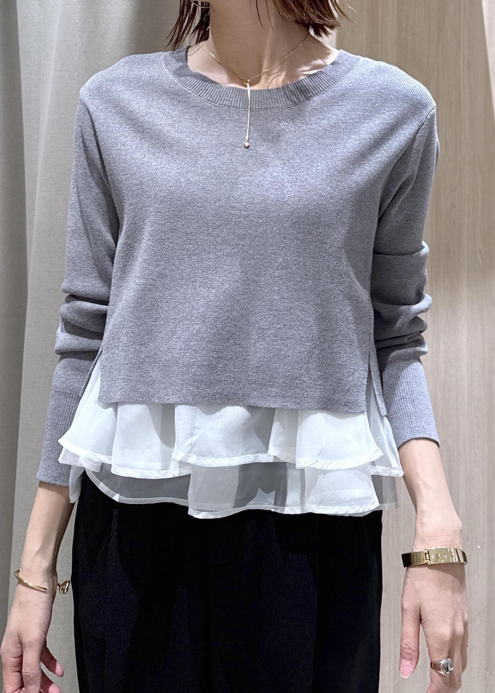 ブラック系のパンプス、グレー系のニット/セーター、ブラック系のその他パンツを着用したレディースの春コーディネートの9枚目の写真