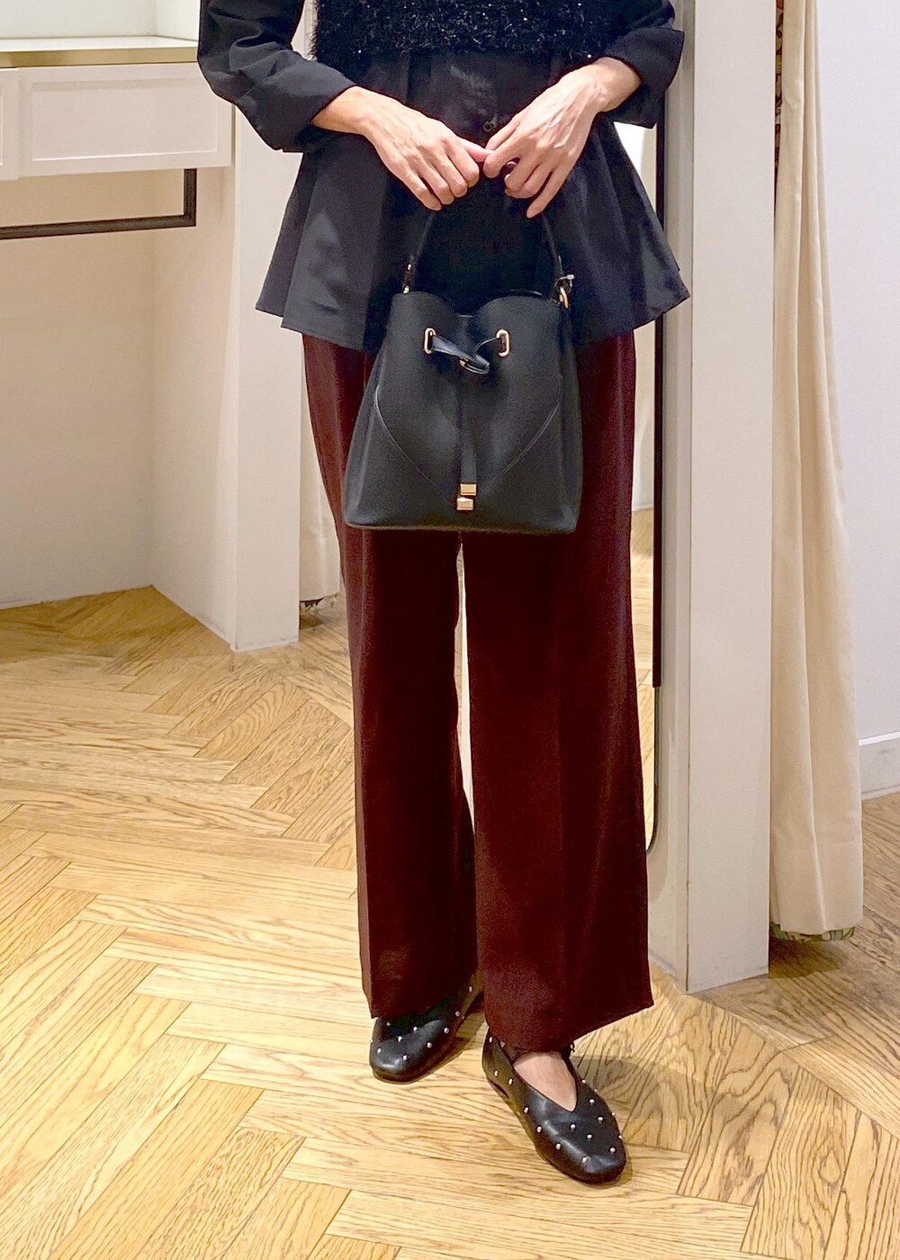 「お出かけ、大人シンプル、シャツコーデ、ニットビスチェ、レイヤードコーデ、ハートバッグ、シンプルカジュアル、キレイめカジュアル、オフィスカジュアル、ビスチェ、長袖シャツ、シャツ、24バッグ_pickup、vis_pickup、Wバッグ_pickup」｜「VISの美easyリネンライクワイド/スラックスパンツ【接触冷感・洗える】【低身長～高身長】（スラックス、ブラウン系）」を使った、eric08さん（レディース・166cm）の秋コーディネートの5枚目の写真