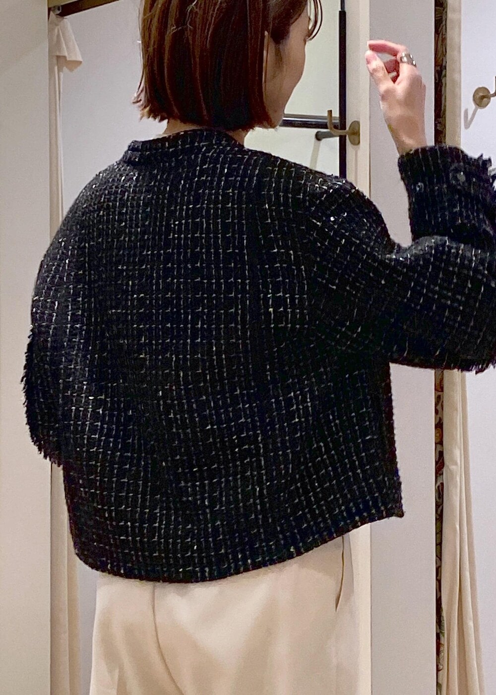 ブラック系のパンプス、ベージュ系のシャツ/ブラウス、ホワイト系のスラックスを着用したレディースの冬コーディネートの8枚目の写真