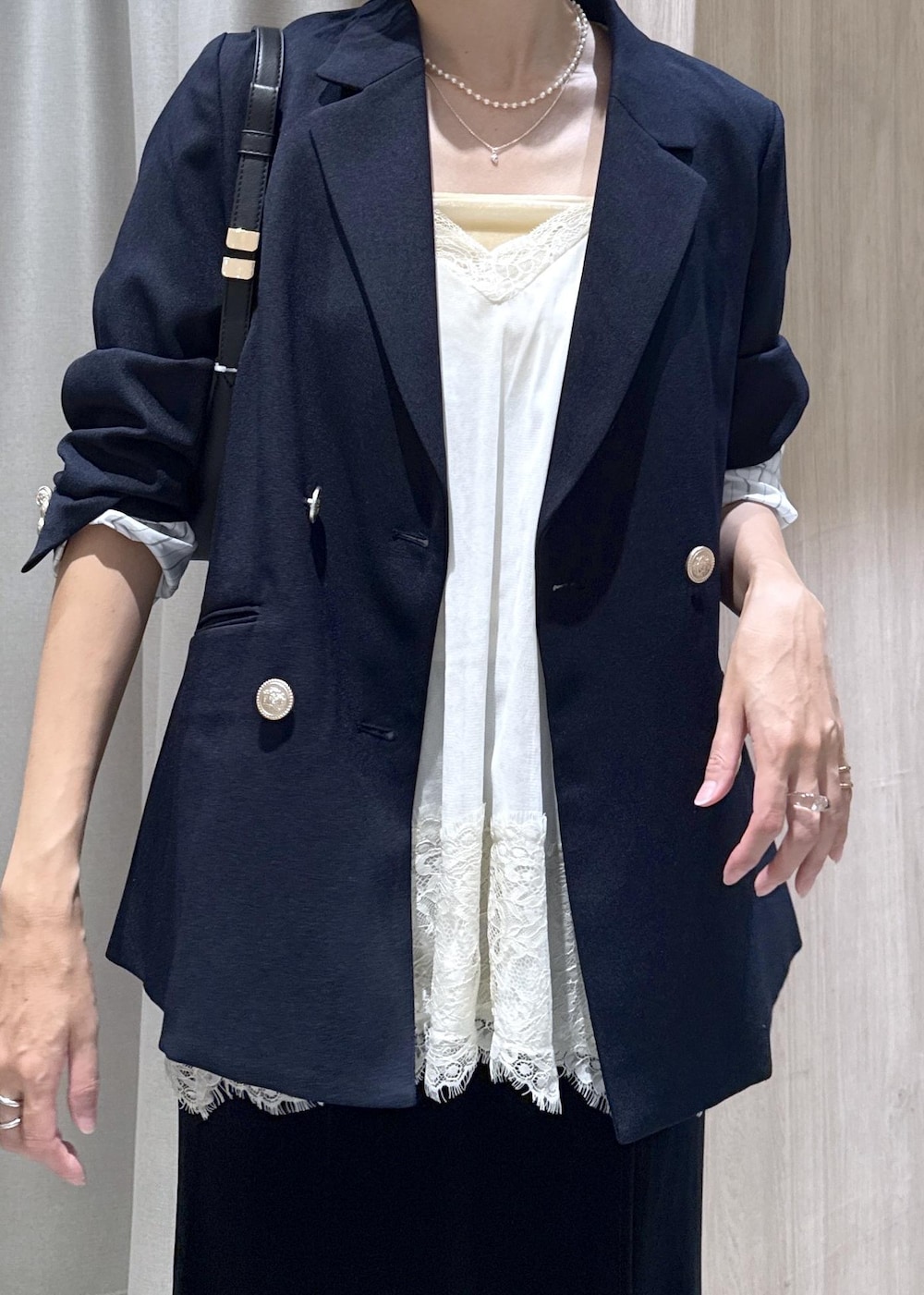 ブラック系のショルダーバッグ、ブラック系のその他パンツ、ブラック系のローファーを着用したレディースの秋コーディネートの8枚目の写真
