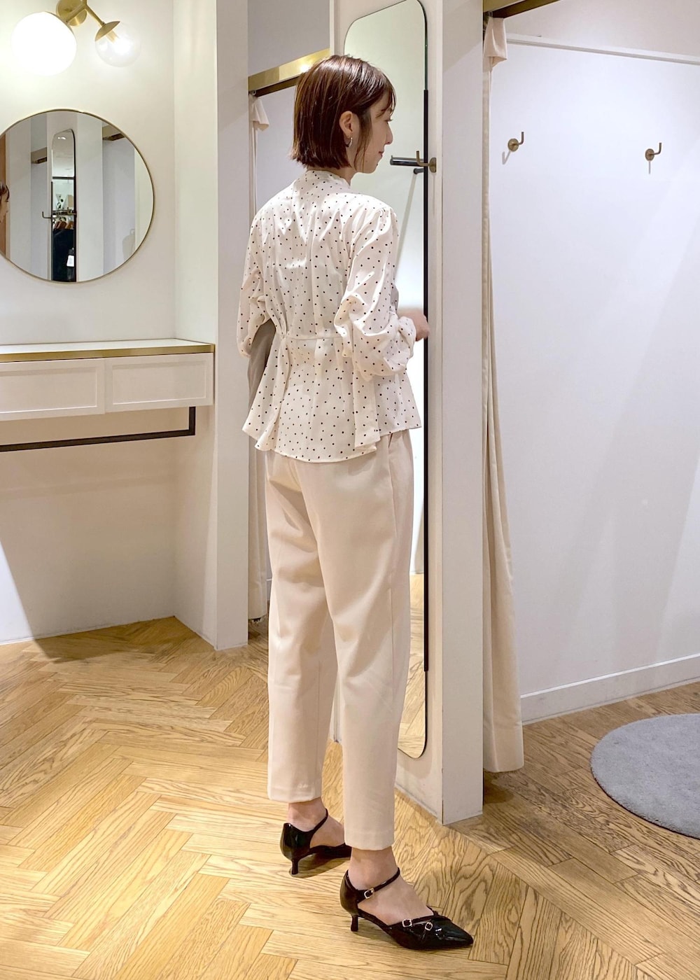 ブラック系のパンプス、ホワイト系のシャツ/ブラウス、ベージュ系のその他パンツを着用したレディースの冬コーディネートの10枚目の写真