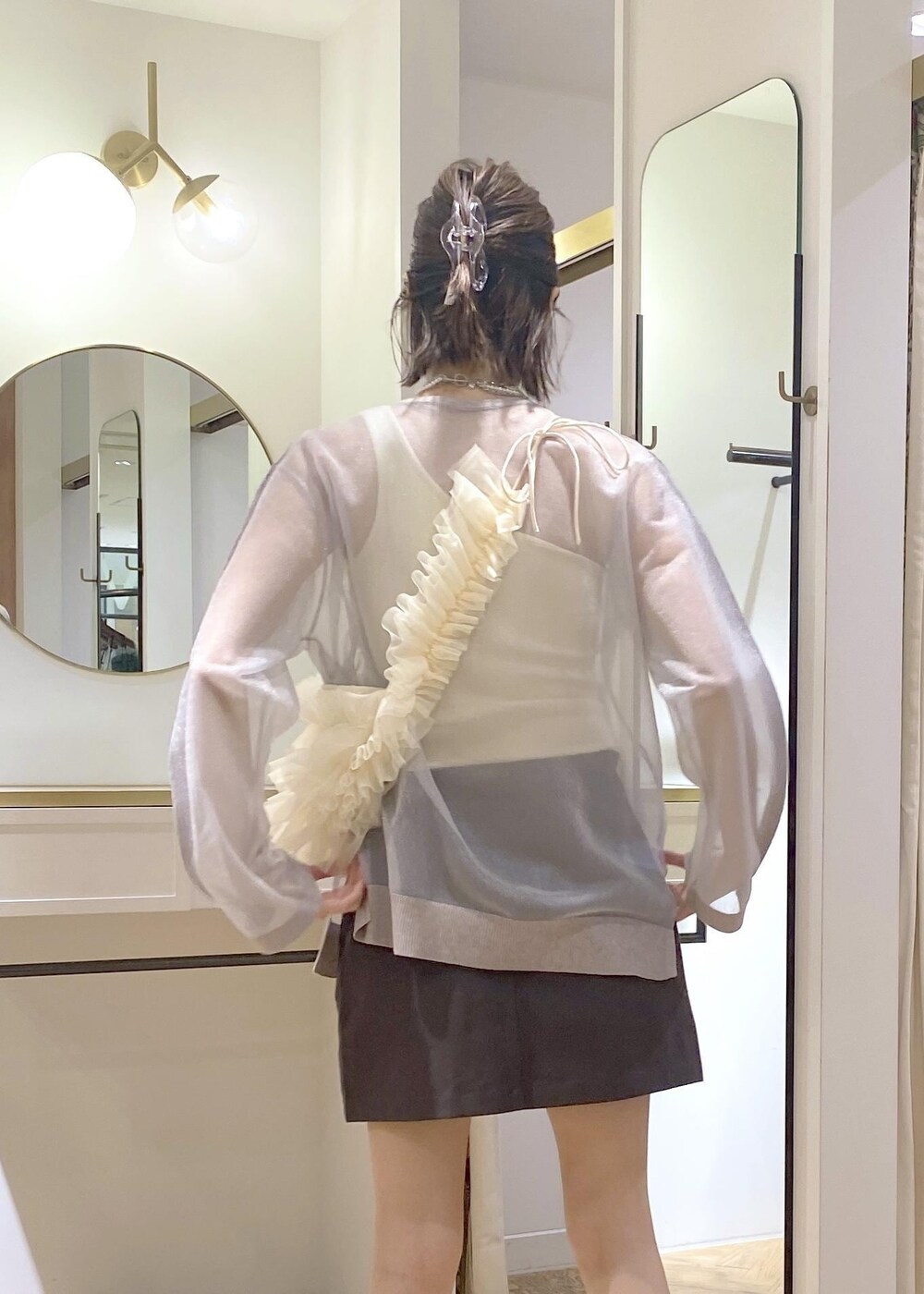 ブラック系のサンダル、グレー系のスカート、ホワイト系のタンクトップを着用したレディースの春コーディネートの4枚目の写真