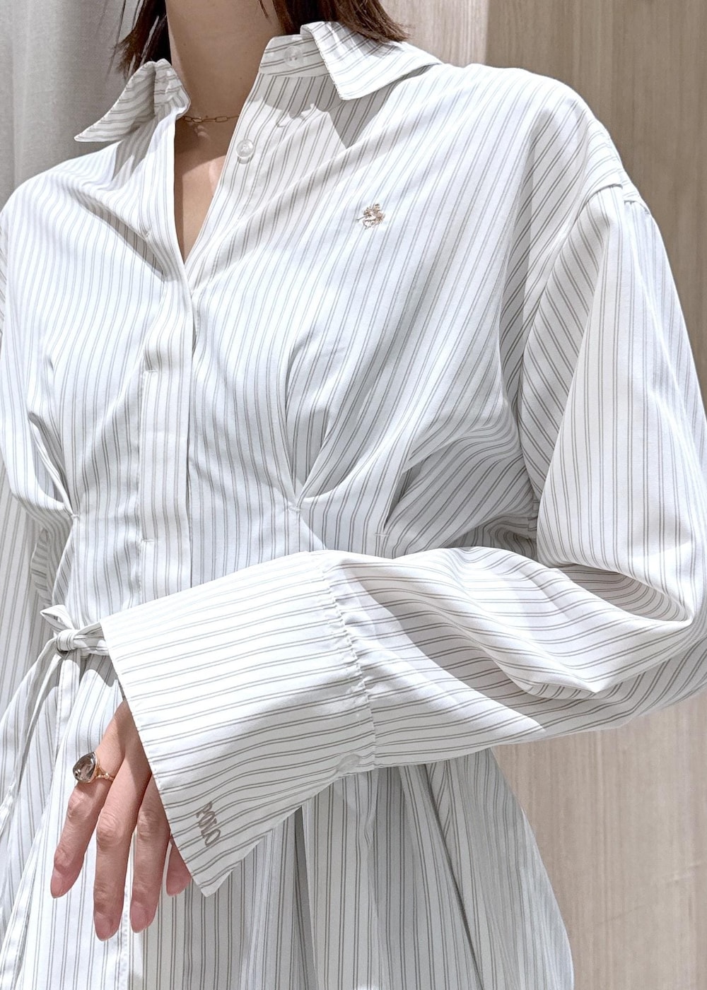 ブラック系のパンプス、ベージュ系のシャツ/ブラウス、ブルー系のカーディガン/ボレロを着用したレディースの春コーディネートの7枚目の写真