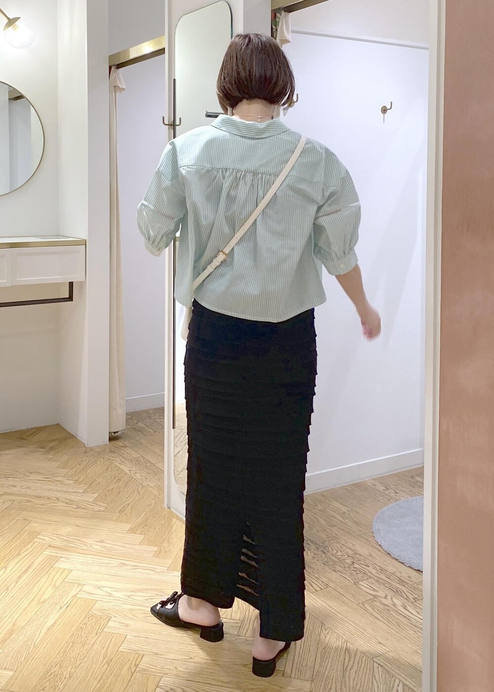 ブラック系のキャミソール、ブラック系のサンダル、ブラック系のスカートを着用したレディースの夏コーディネートの4枚目の写真